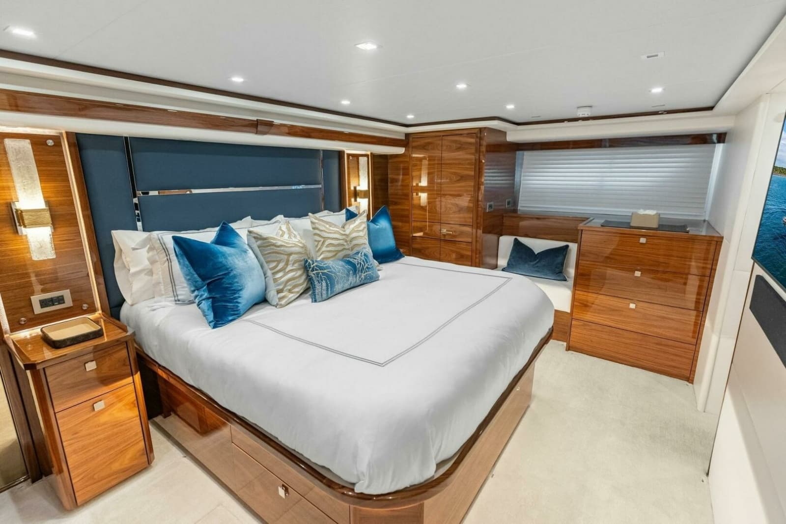 2026 Viking 82 Convertible - Photo 77