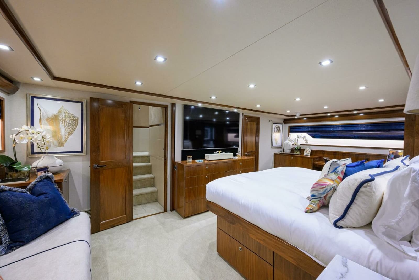 2020 Viking 92 Enclosed Bridge - Photo 11