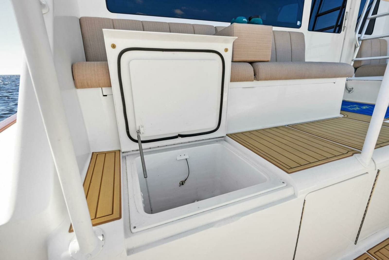 2002 Viking 65 Convertible - Photo 16
