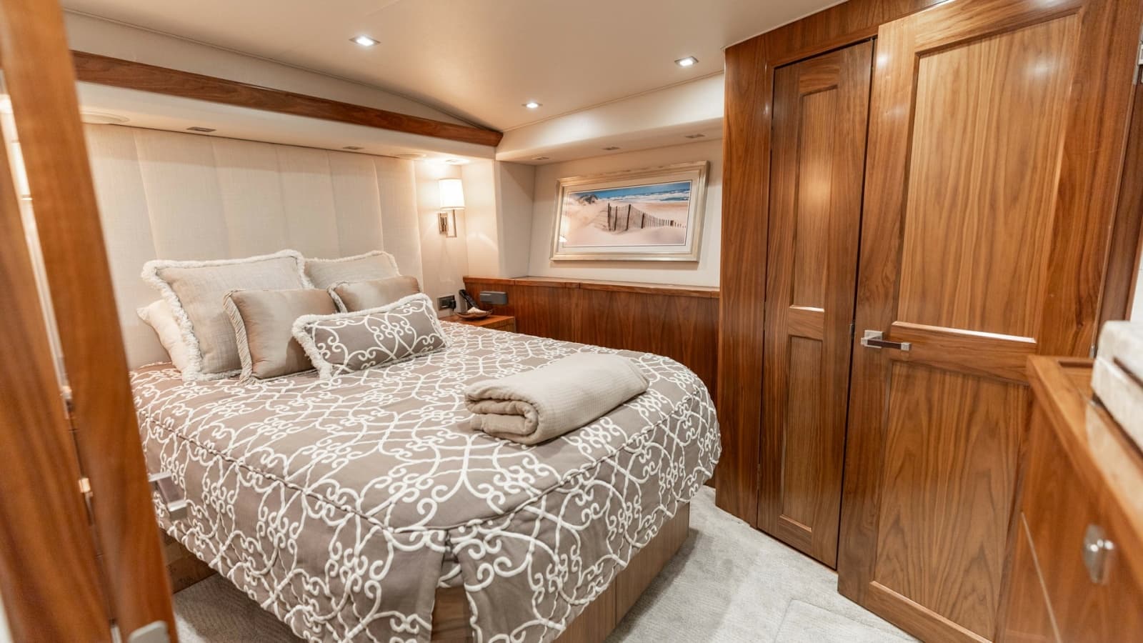 2016 Viking 80 Convertible - Photo 20