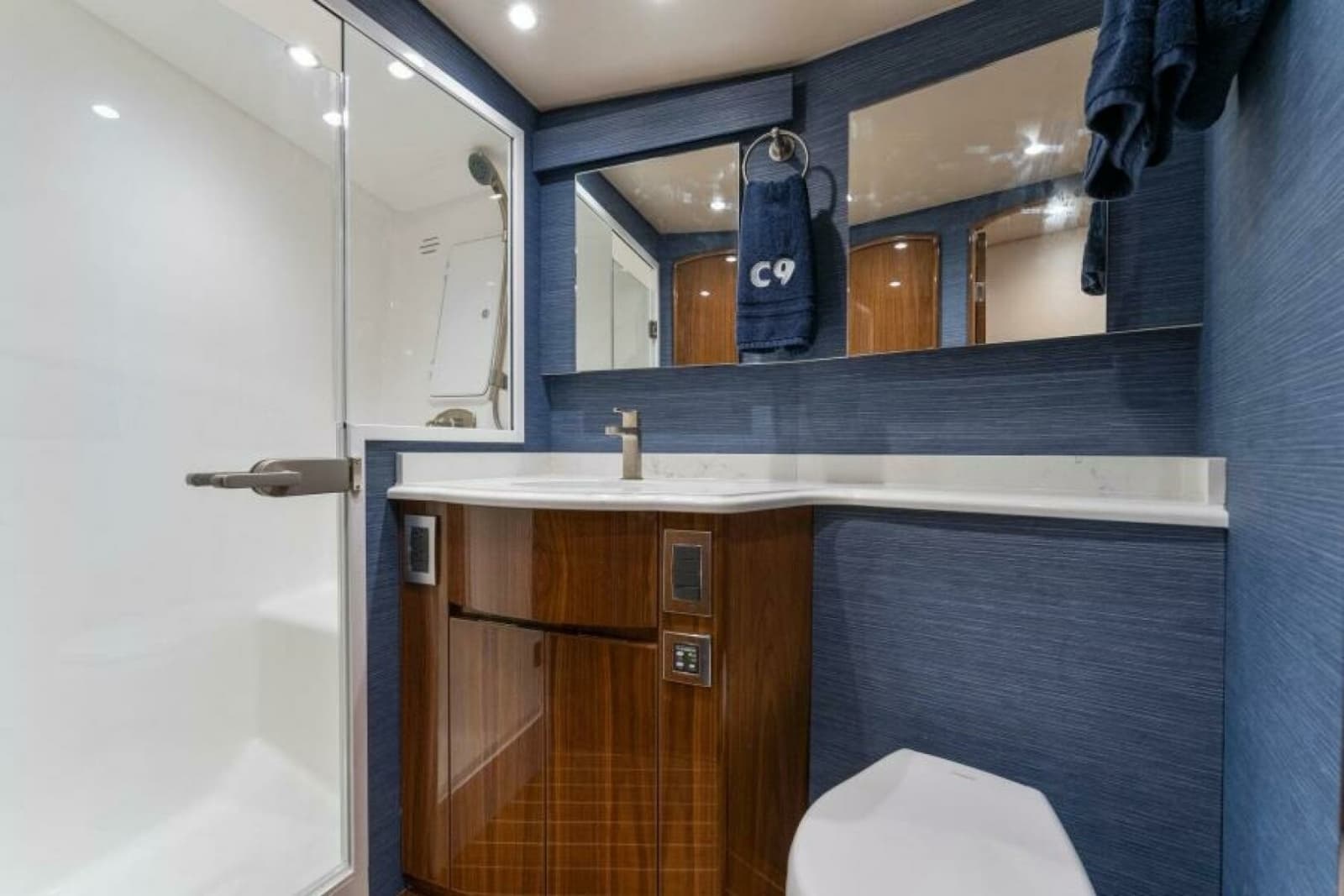 2021 Viking 54 Convertible - Photo 15