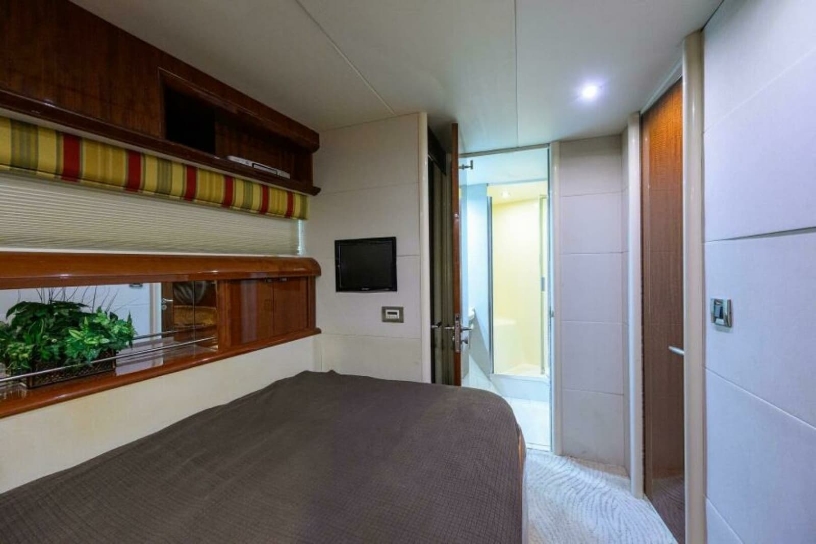 2007 Lazzara Yachts 80 Enclosed - Photo 23