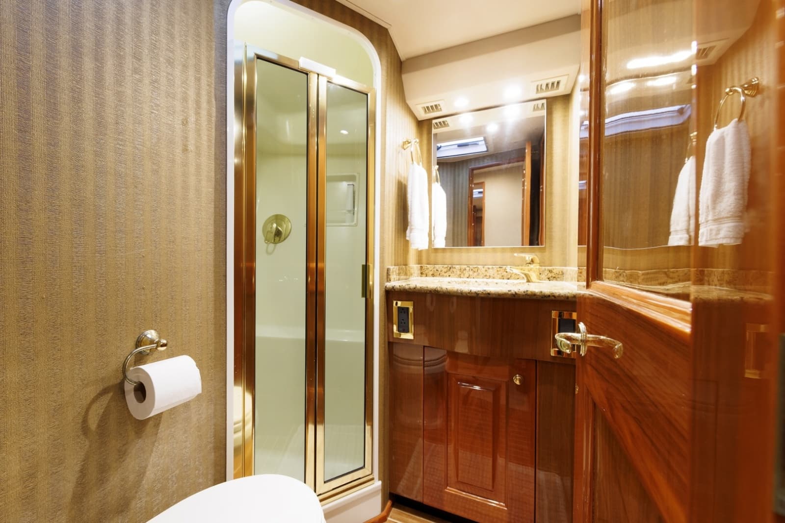 2005 Viking 61 Convertible - Photo 13