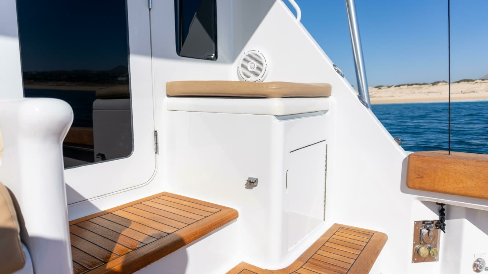 2001 Hatteras 60 Convertible - Photo 42
