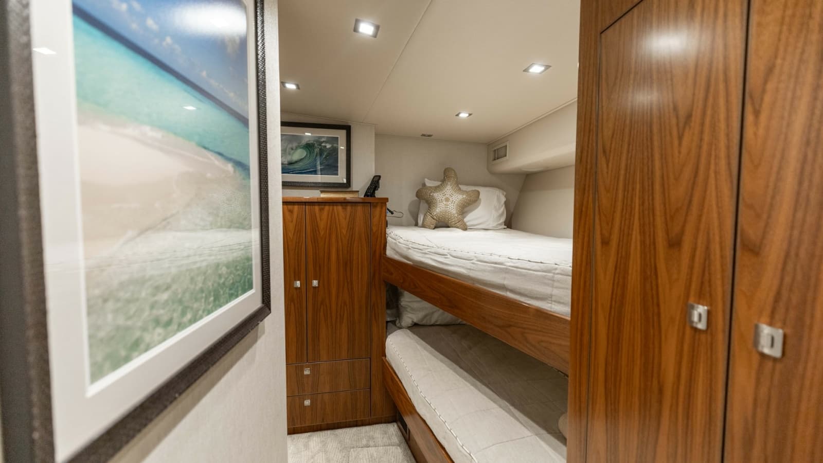 2016 Viking 80 Convertible - Photo 41