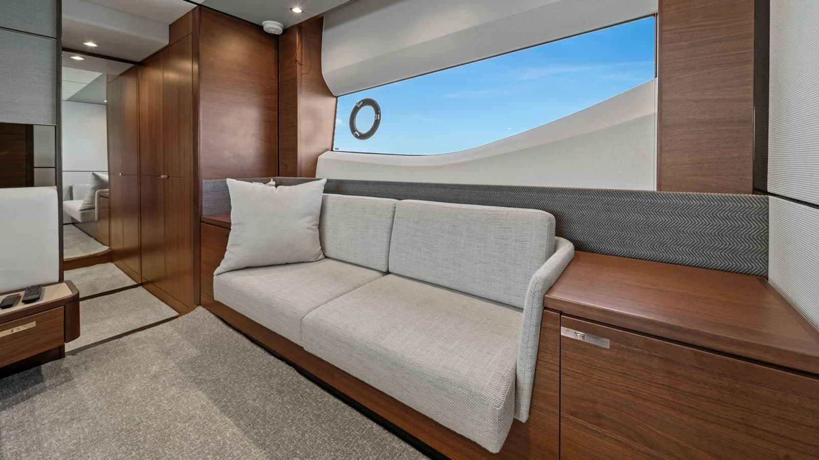 2019 Princess V65 - Photo 27