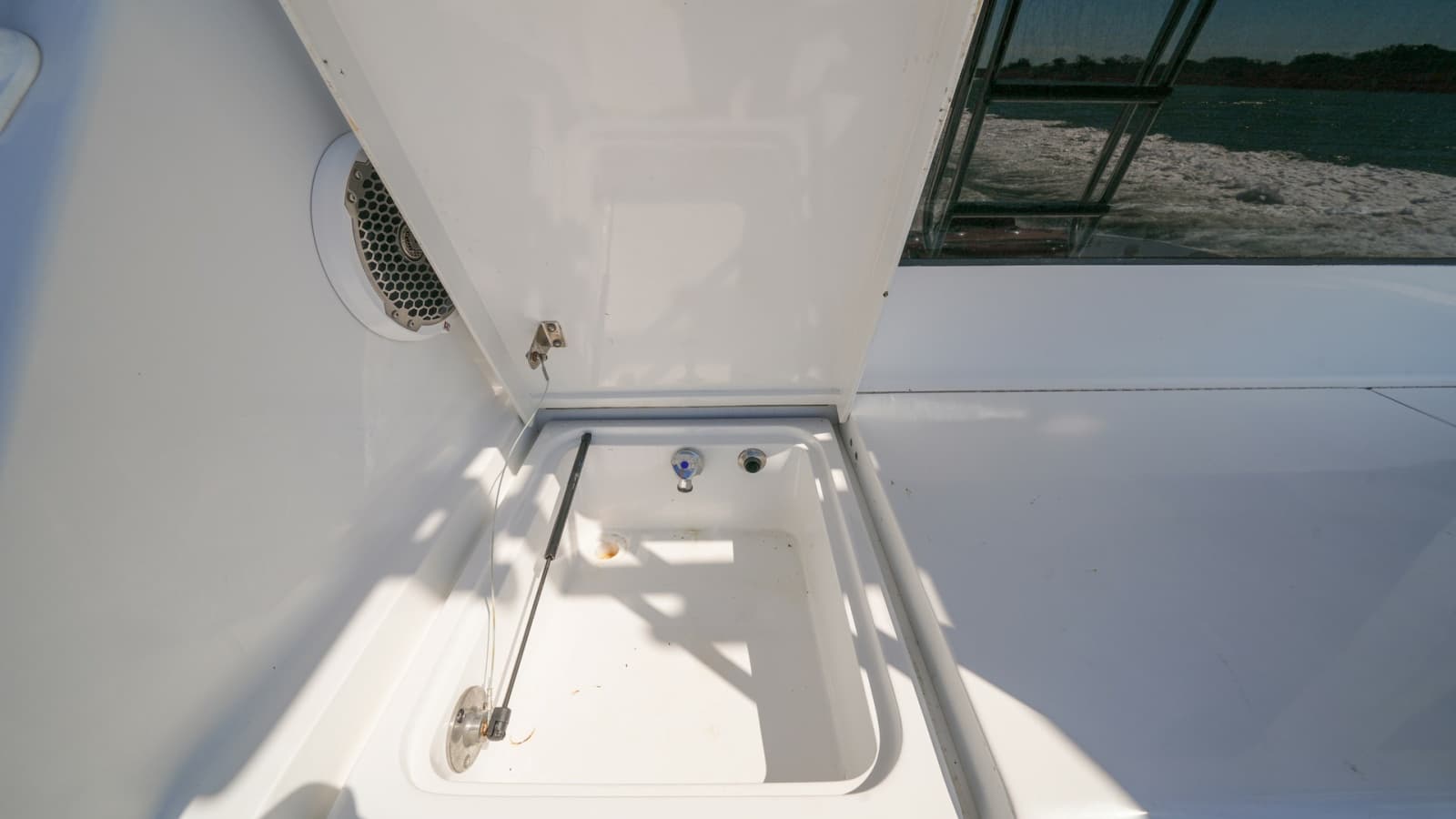 2001 Hatteras 60 Convertible - Photo 26