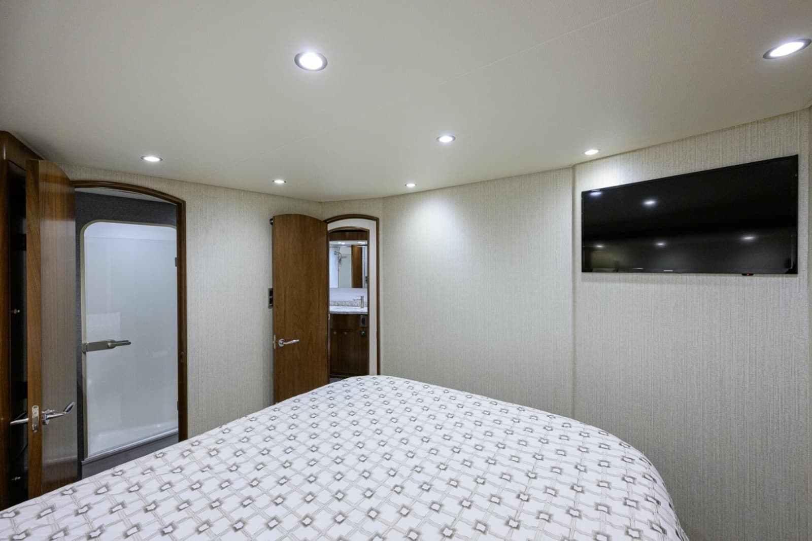 2021 Viking 58 Convertible - Photo 10