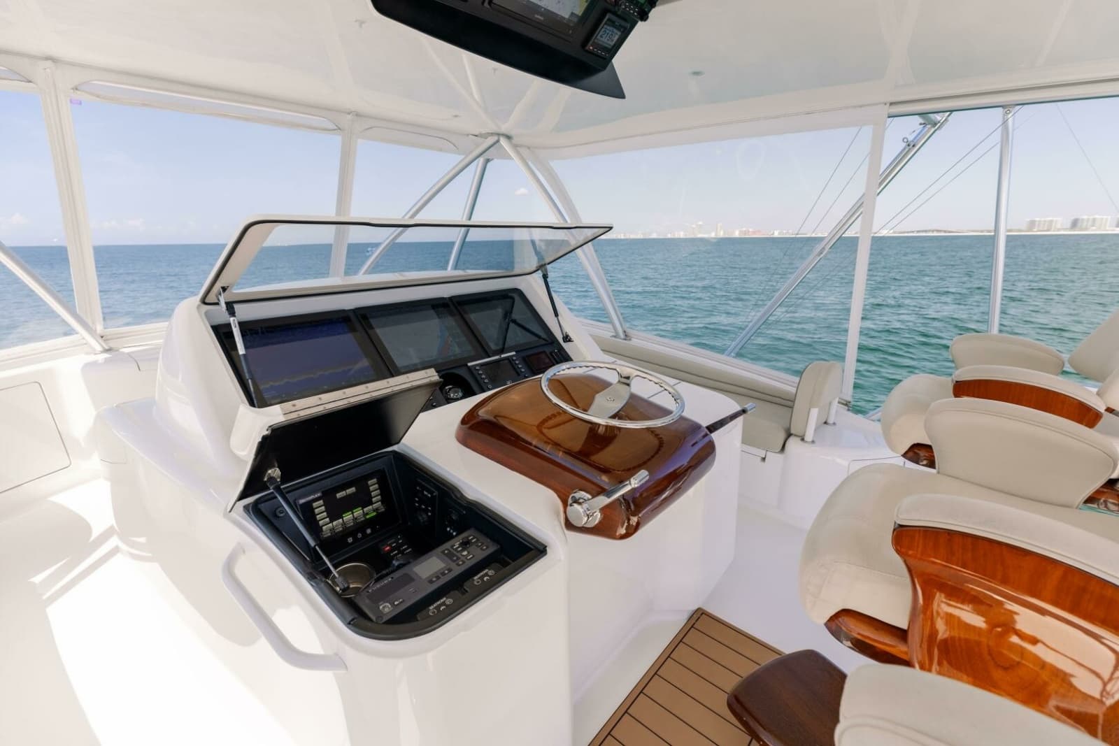 2018 Viking 62 Convertible - Photo 31