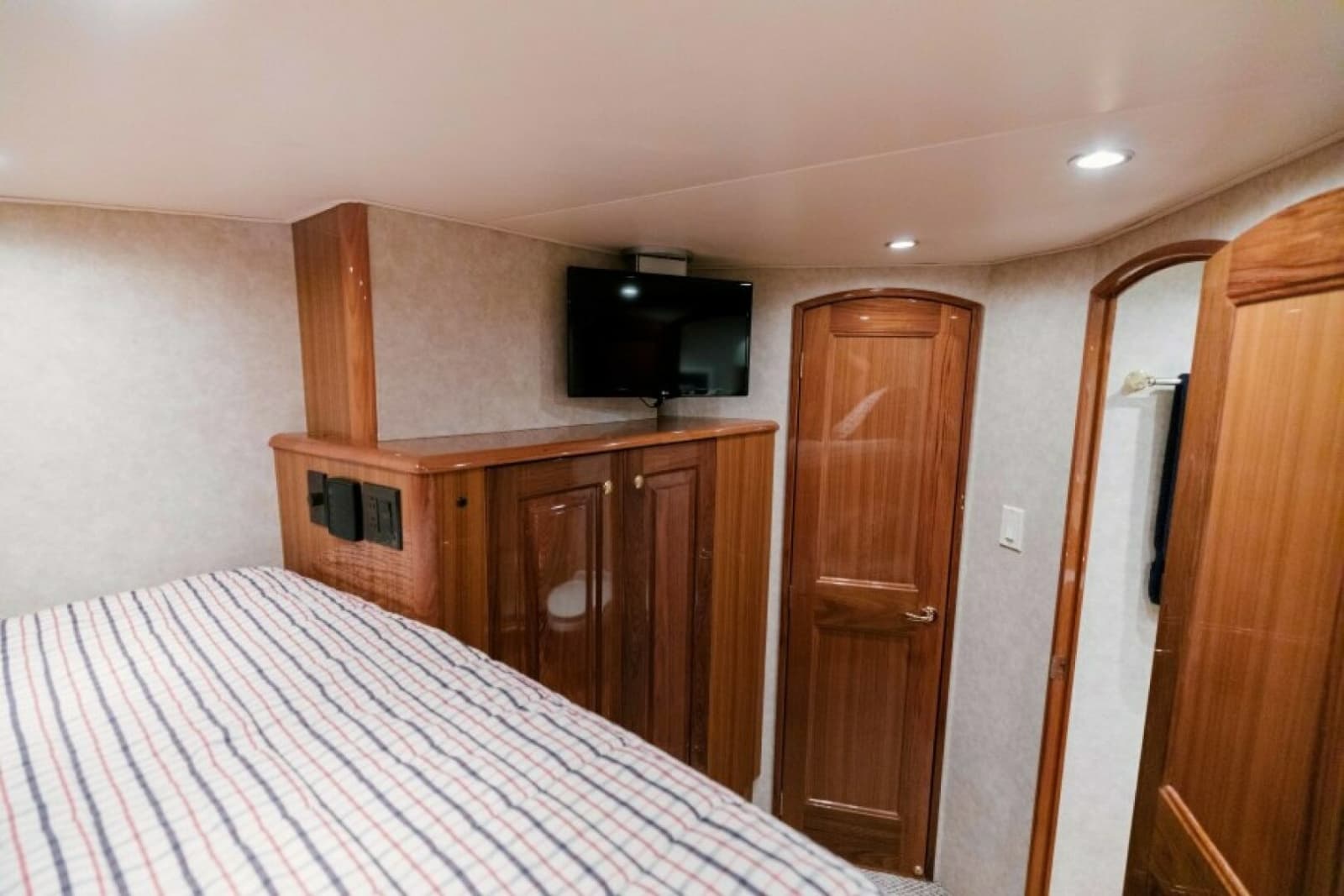 2006 Viking 74 Enclosed Bridge - Photo 21