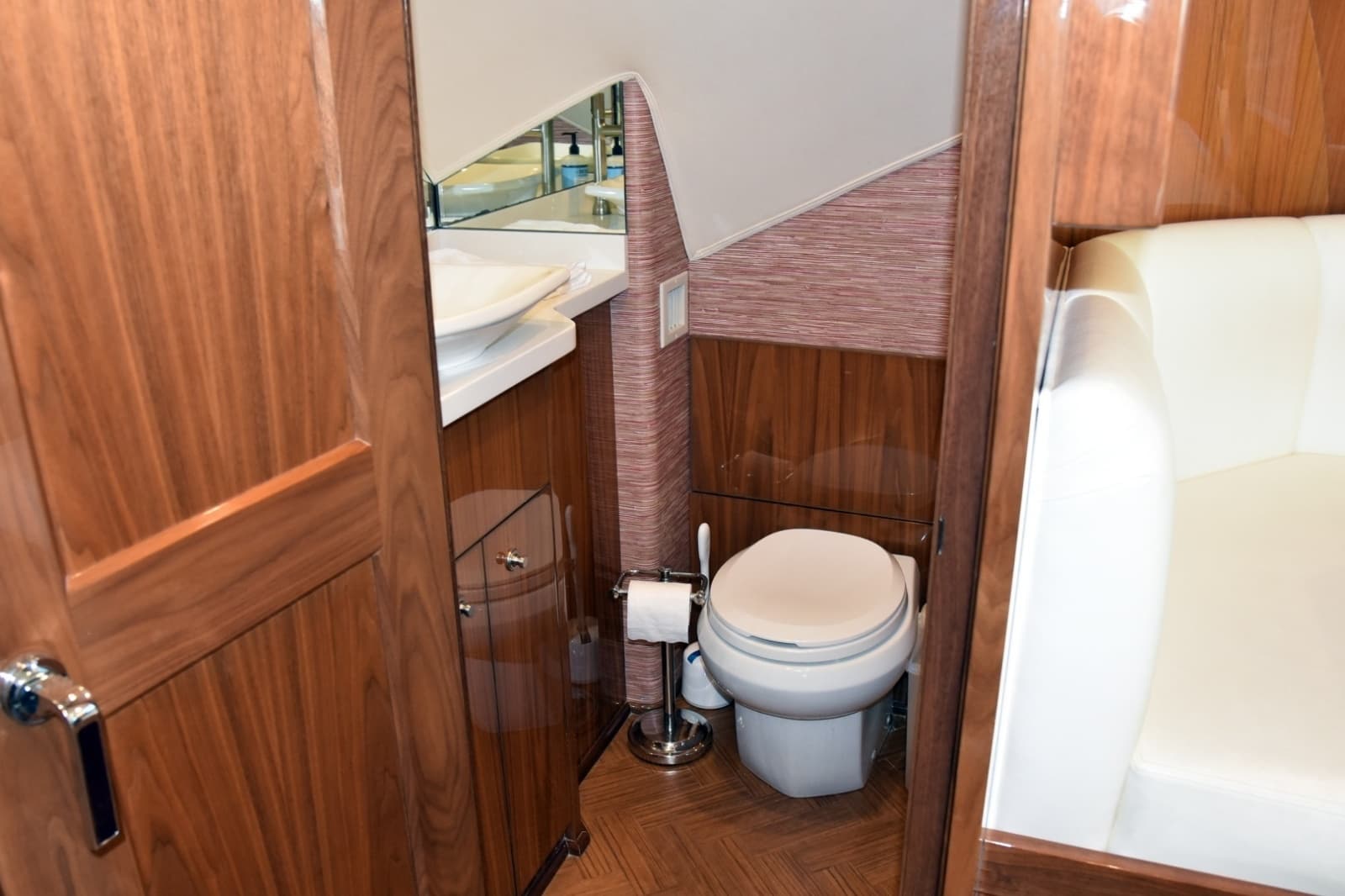 2019 Viking 80 Skybridge - Photo 53