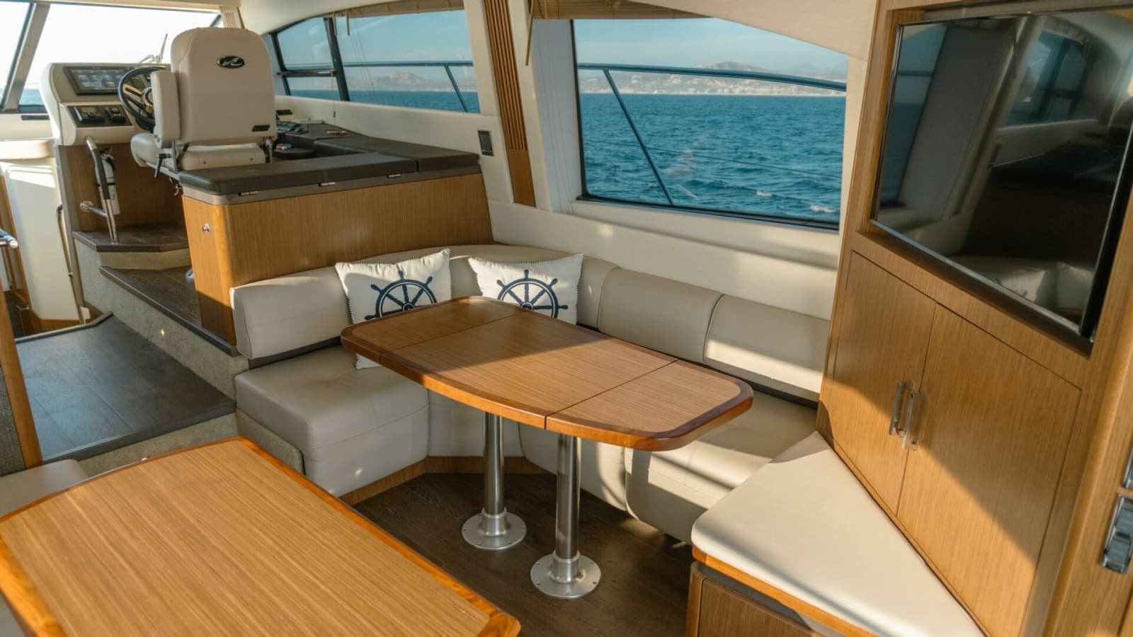 2017 Sea Ray 51 Flybridge - Photo 6