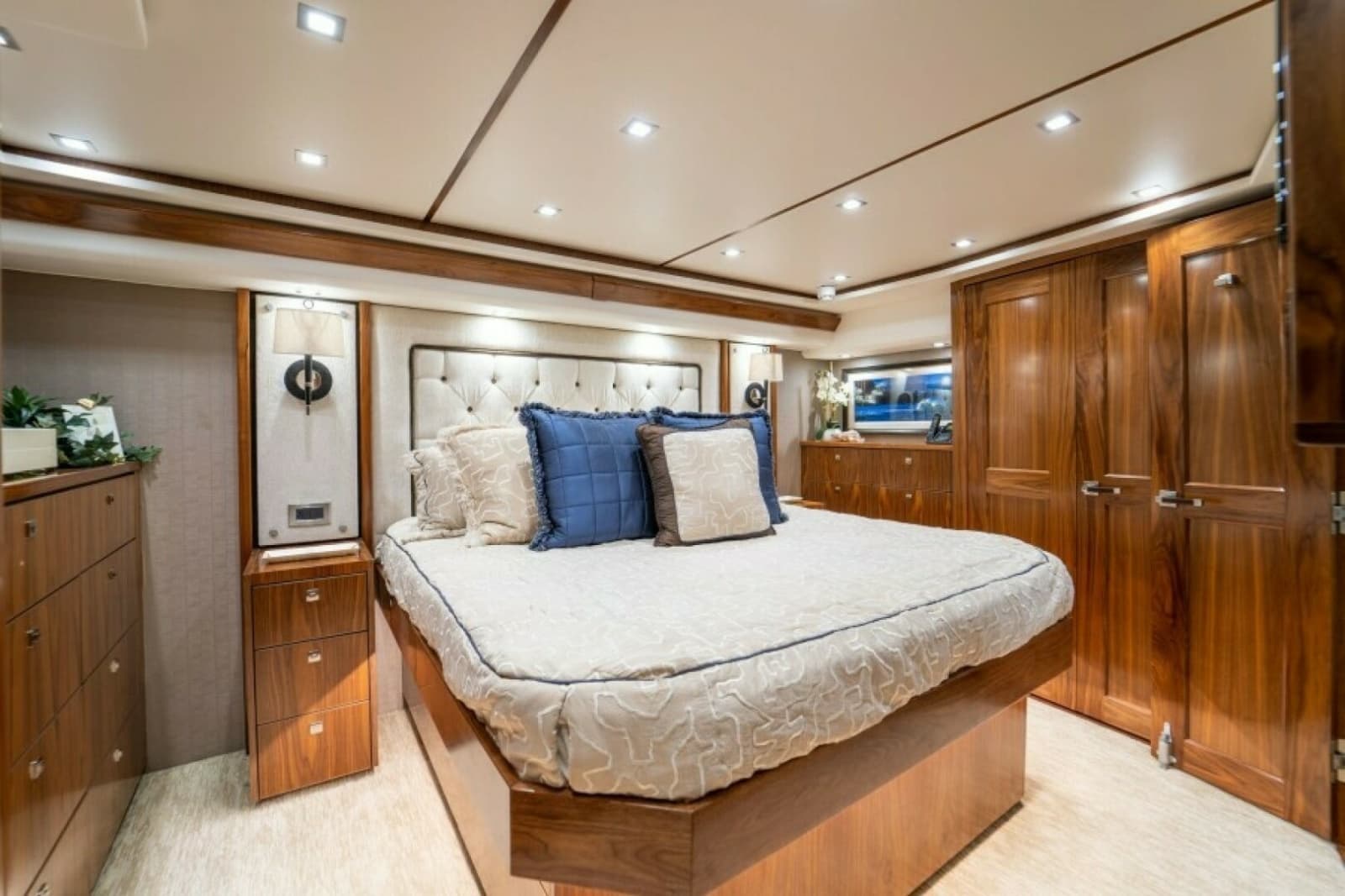 2018 Viking 72 Convertible - Photo 42