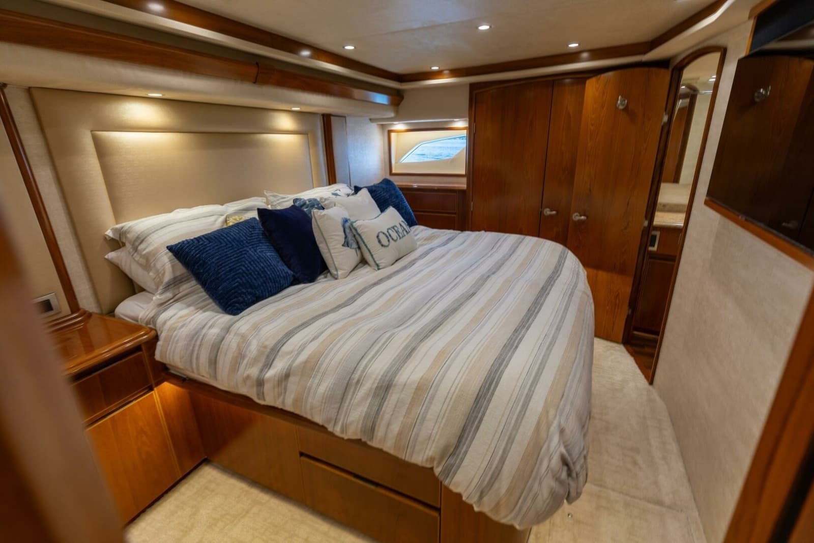 2015 Viking 70 Convertible - Photo 27