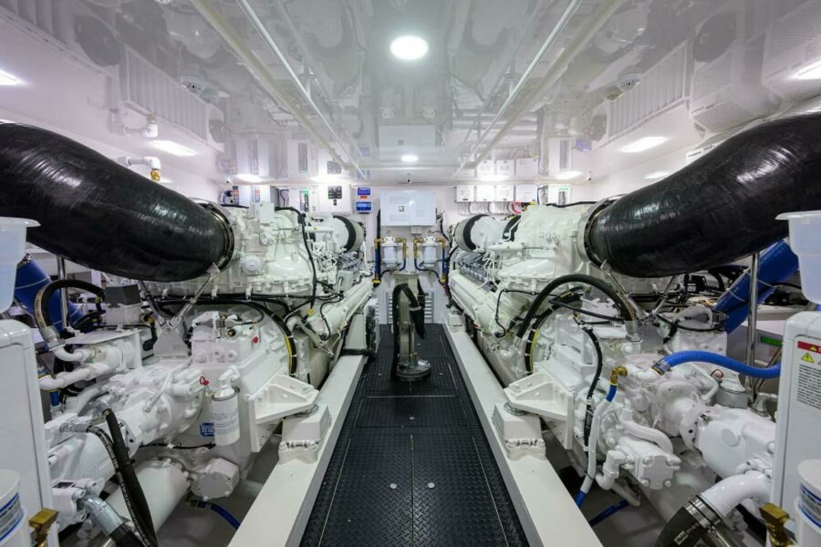 2024 Viking 80 Convertible - Photo 37