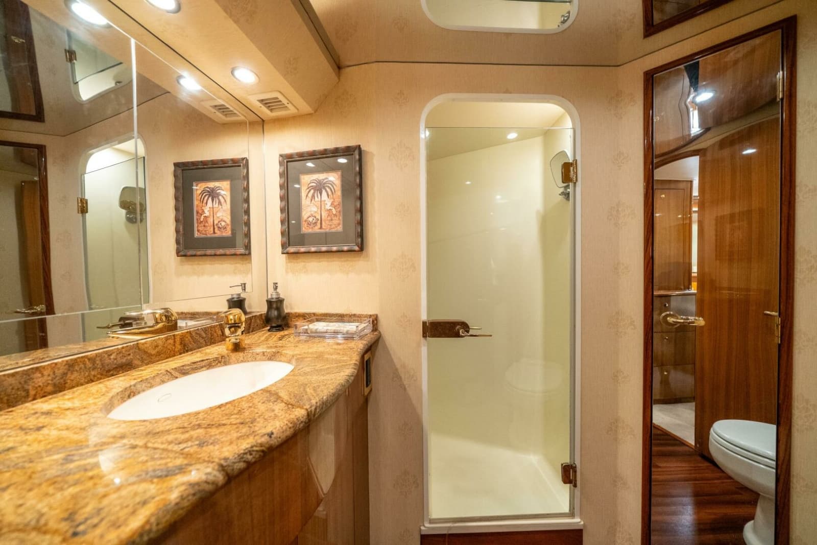 2006 Viking 68 Convertible - Photo 32
