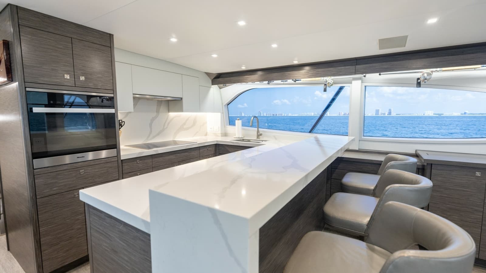 2021 Hatteras 65 GT - Photo 7