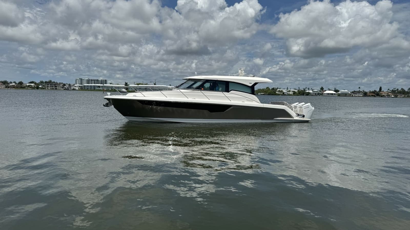 2025 Tiara Yachts 48LE - Photo 9