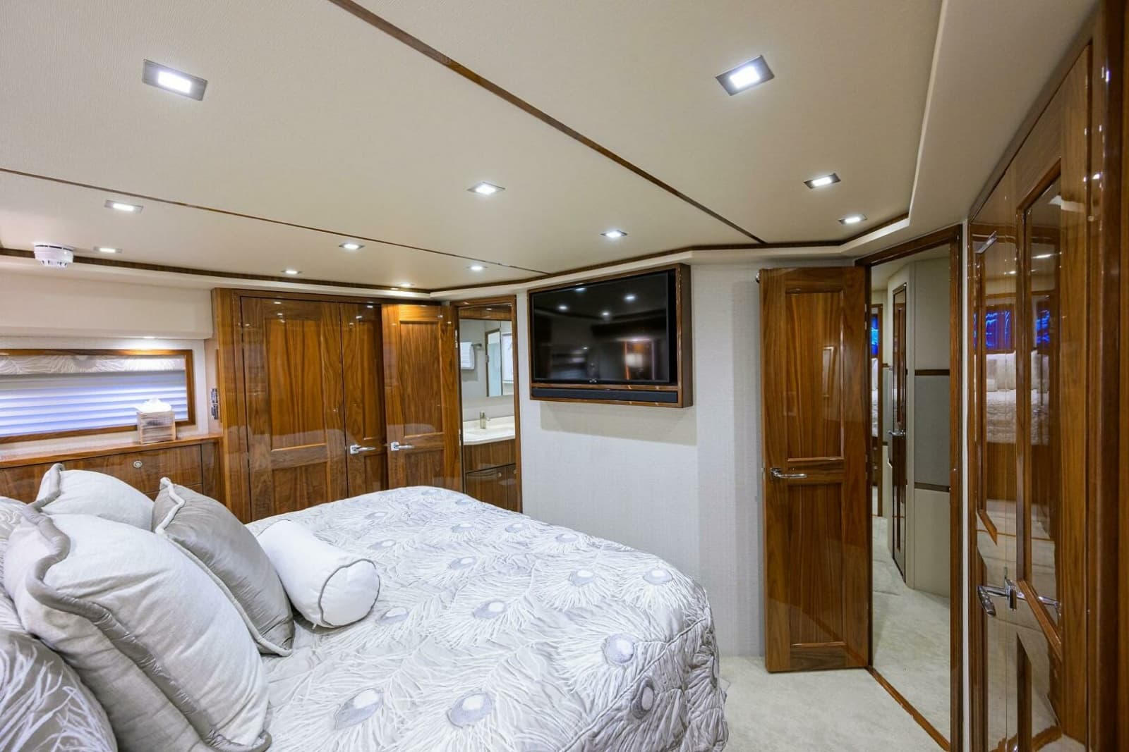 2021 Viking 72 Convertible - Photo 13