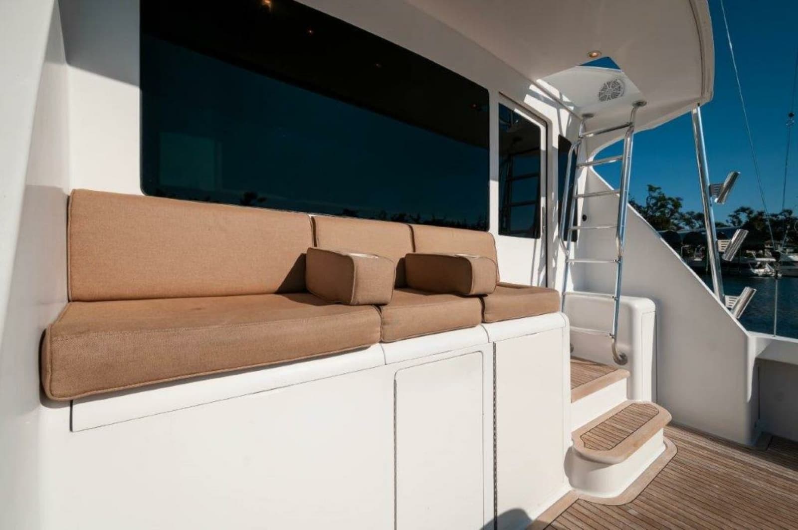 2001 Viking 61 Convertible - Photo 39