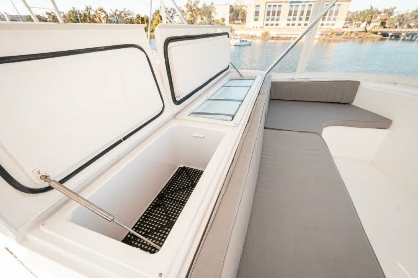 2001 Viking 61 Convertible - Photo 36