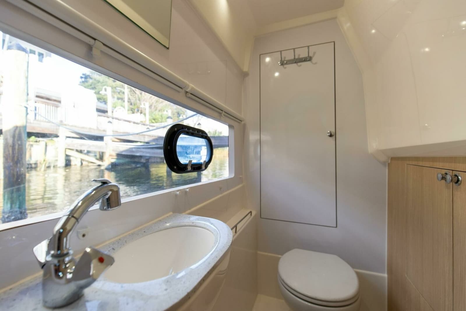 2018 Aquila 36 Power Cat - Photo 12