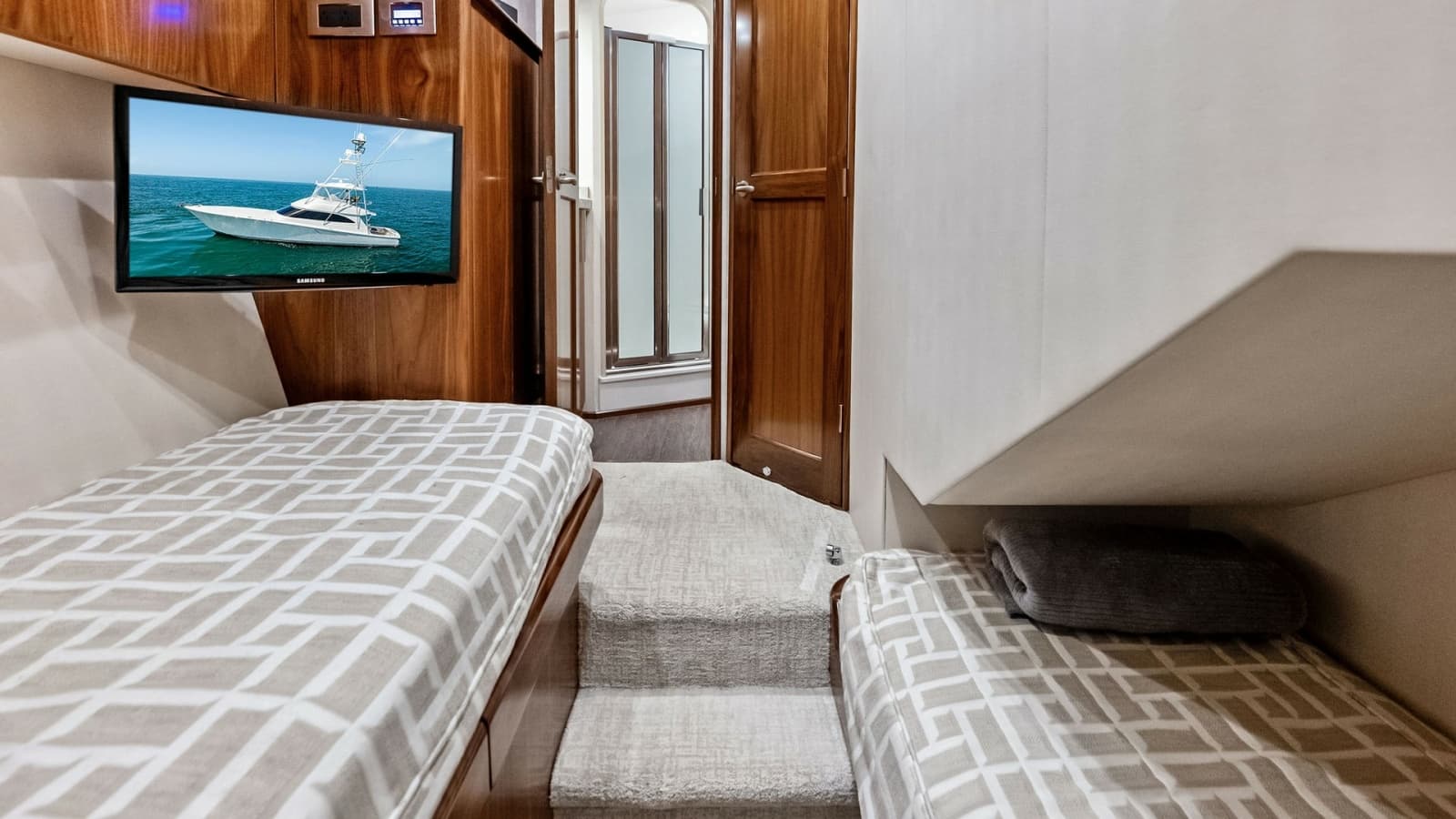 2018 Viking 62 Convertible - Photo 34