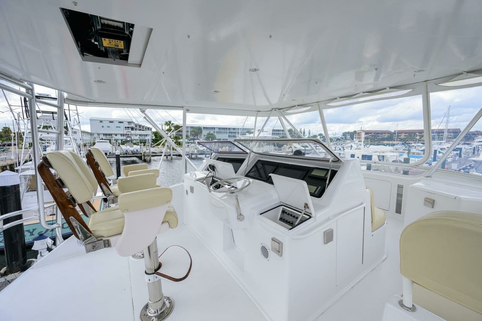 2004 Viking 56 Convertible - Photo 16