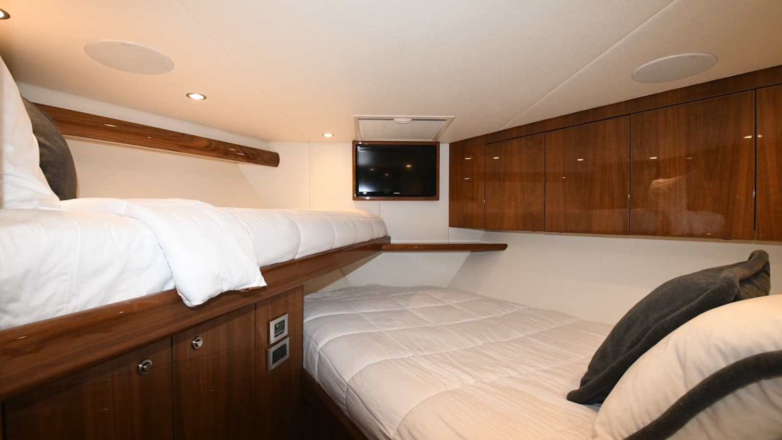 2019 Viking 58 Convertible - Photo 21