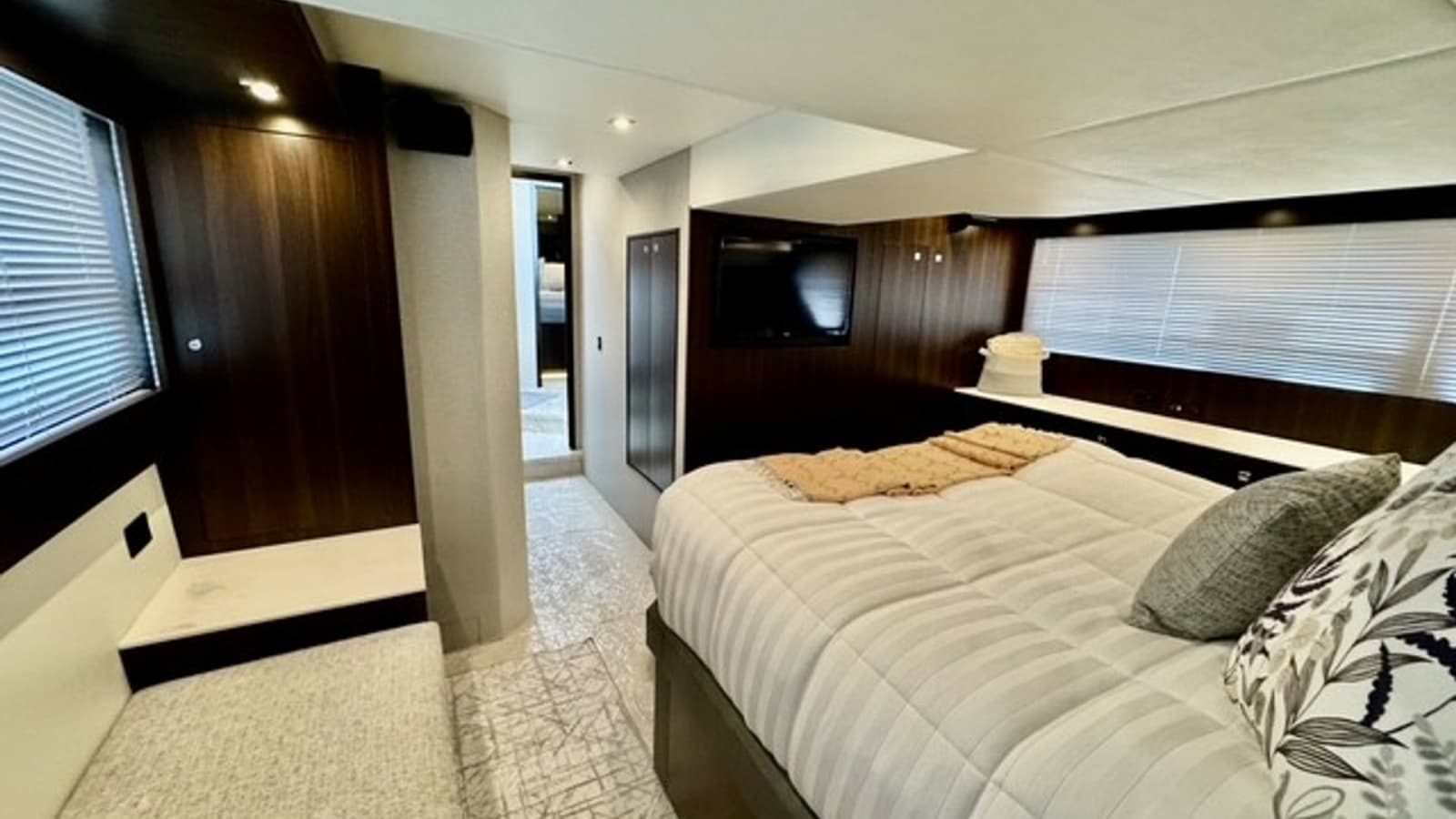2023 Cruisers Yachts 50 Cantius - Photo 19