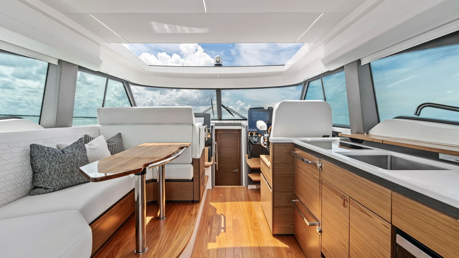 2025 Tiara Yachts 48LE - Photo 4