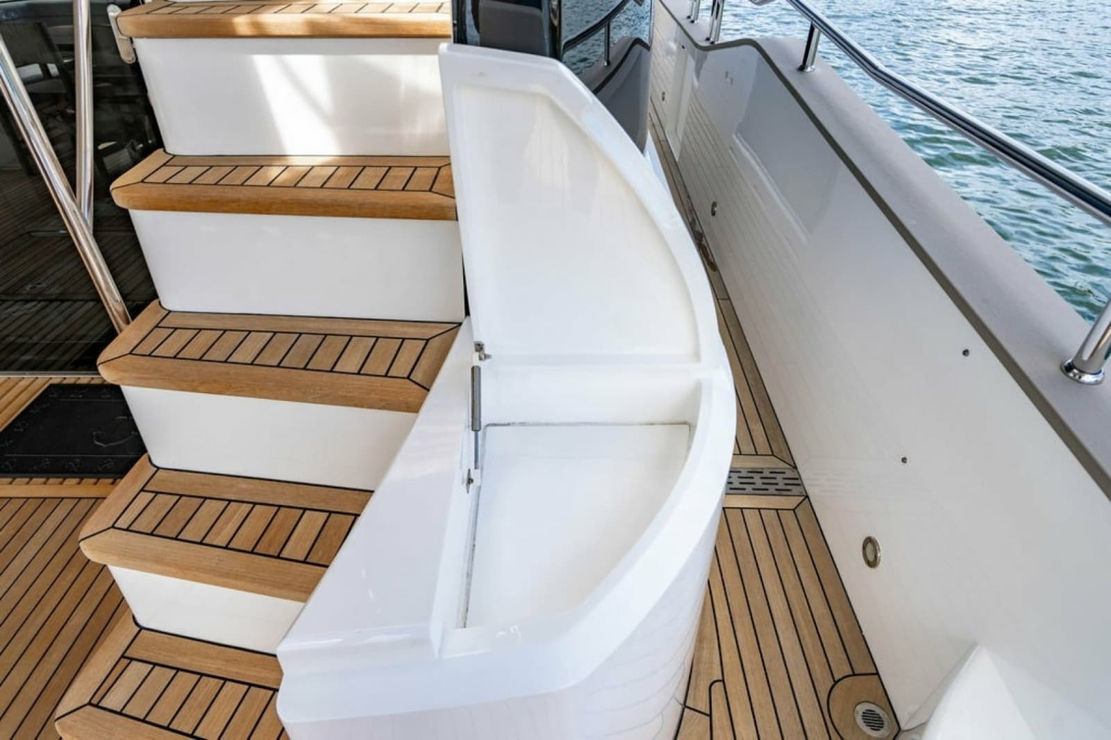 2019 Sunseeker 95 Motor Yacht - Photo 18