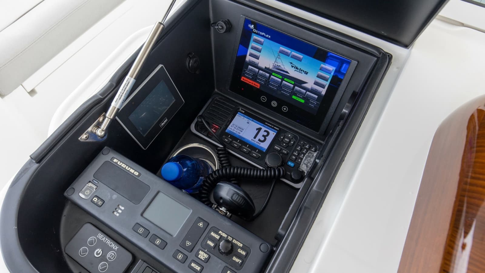 2020 Viking 68 Convertible - Photo 35