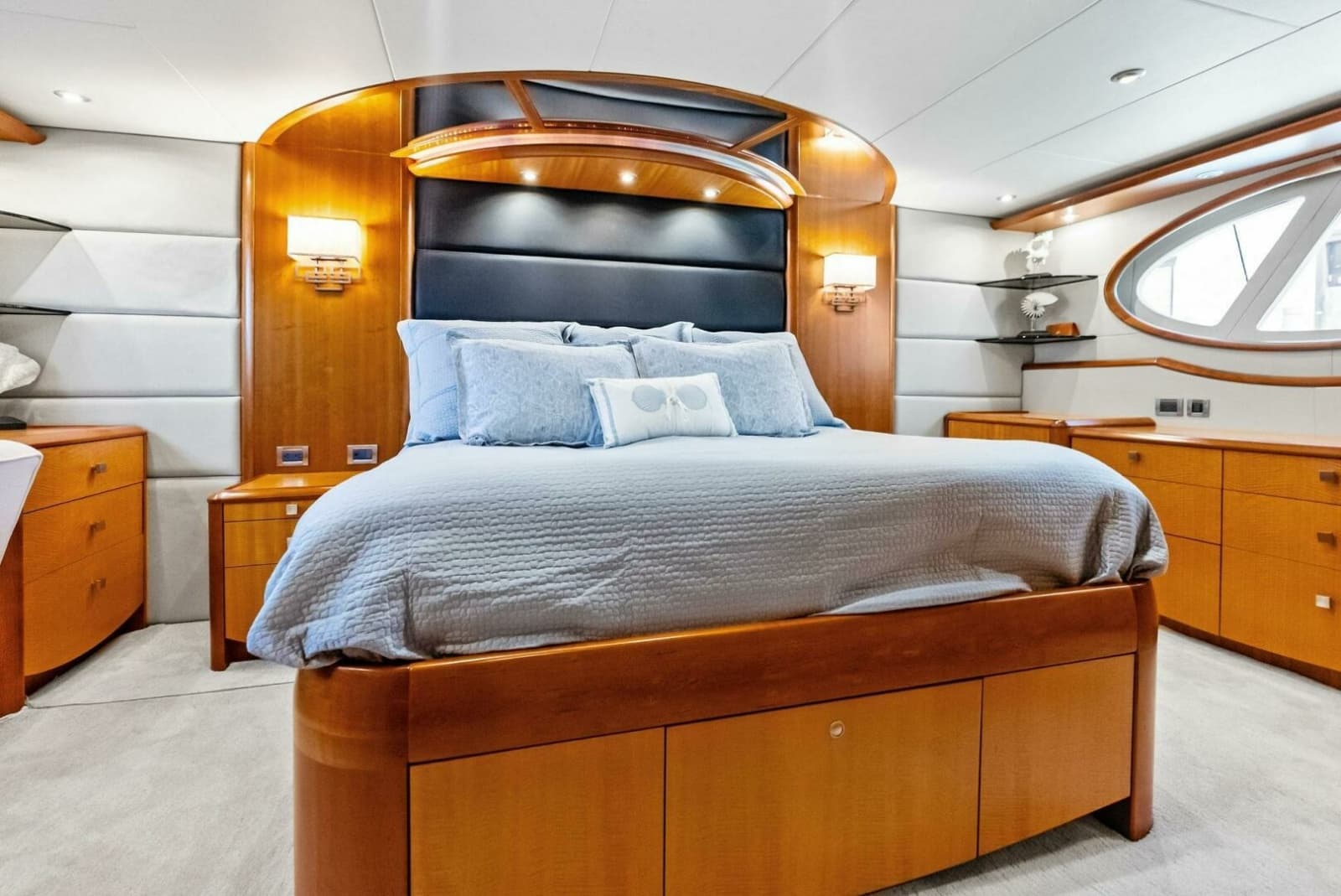 2006 Lazzara Yachts 84 Skylounge - Photo 99
