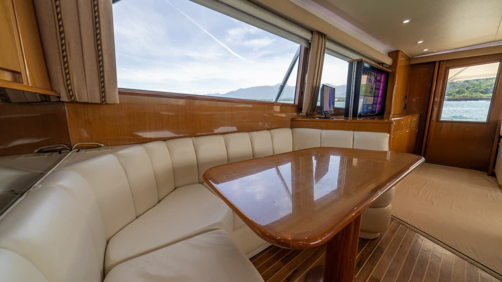 2002 Viking 61 Convertible - Photo 9