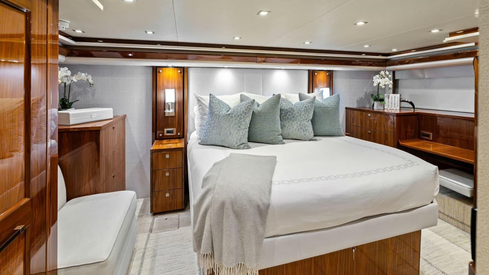 2016 Viking 80 Enclosed Bridge - Photo 36