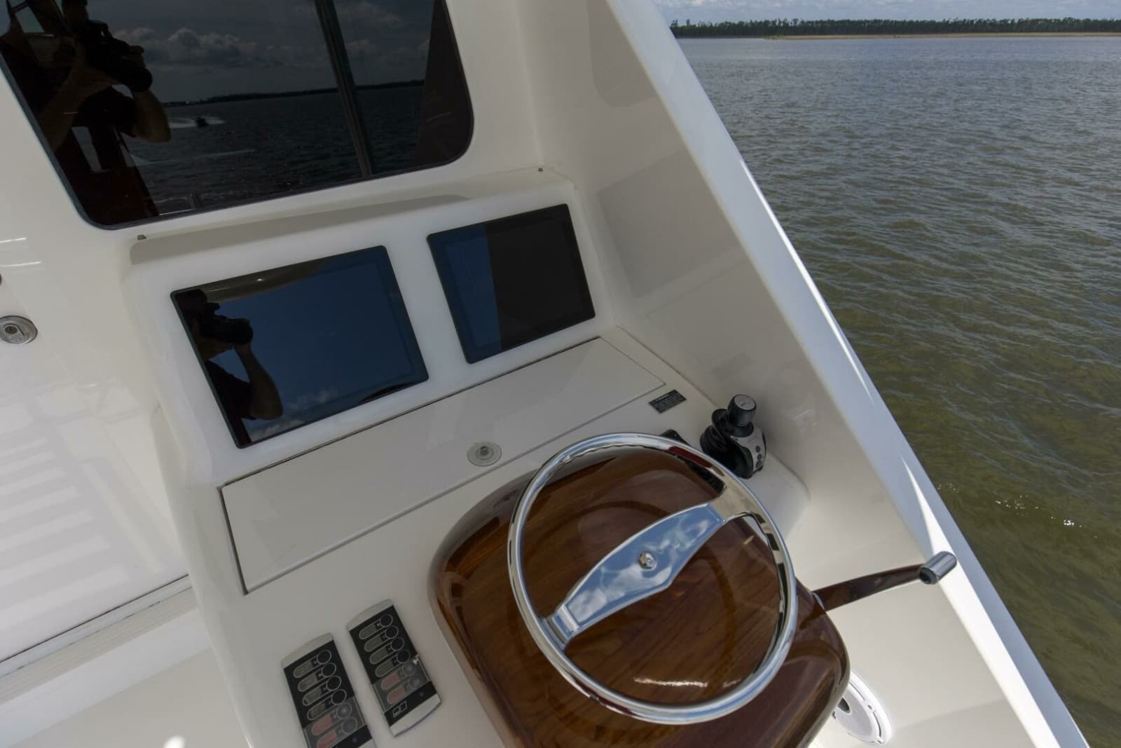 2016 Viking 92 Enclosed Bridge - Photo 52