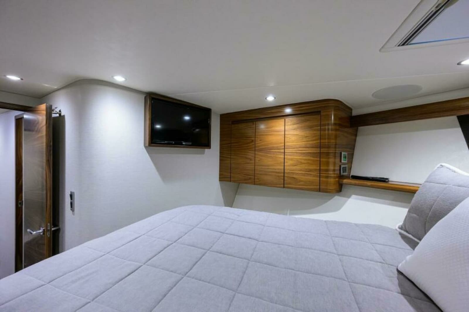 2024 Viking 54 Sport Coupe - Photo 11
