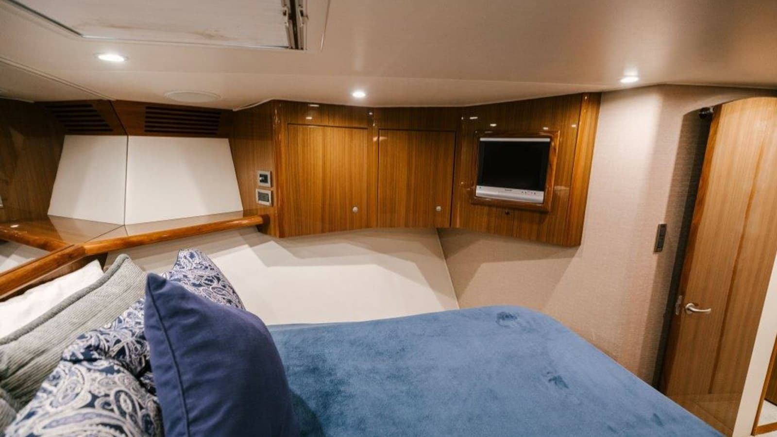 2007 Viking 64 Convertible - Photo 15