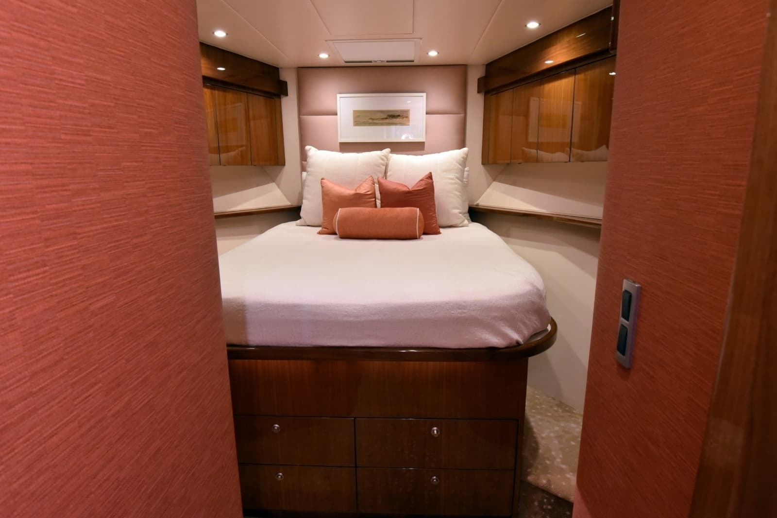 2019 Viking 80 Skybridge - Photo 77
