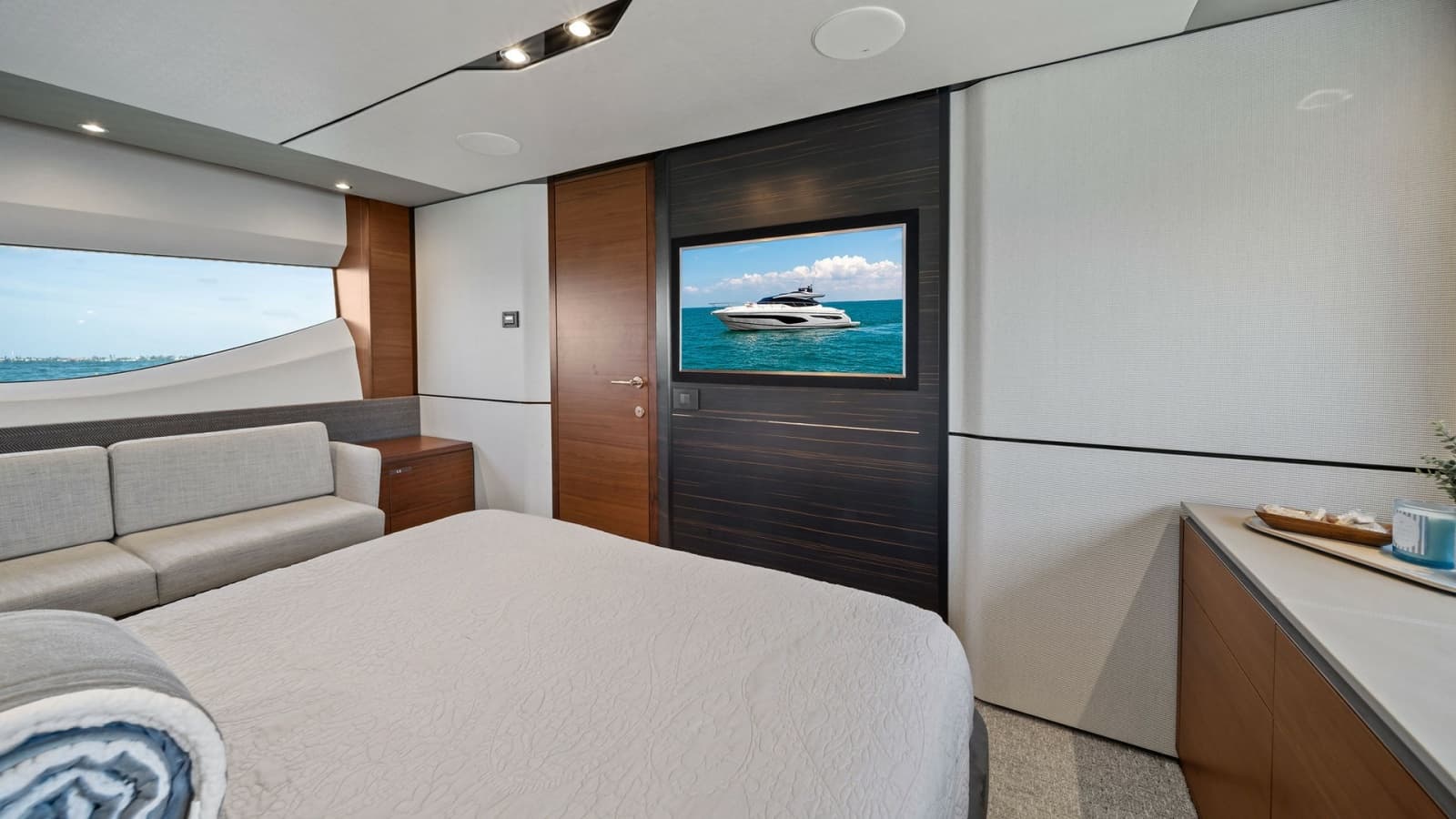 2019 Princess V65 - Photo 31