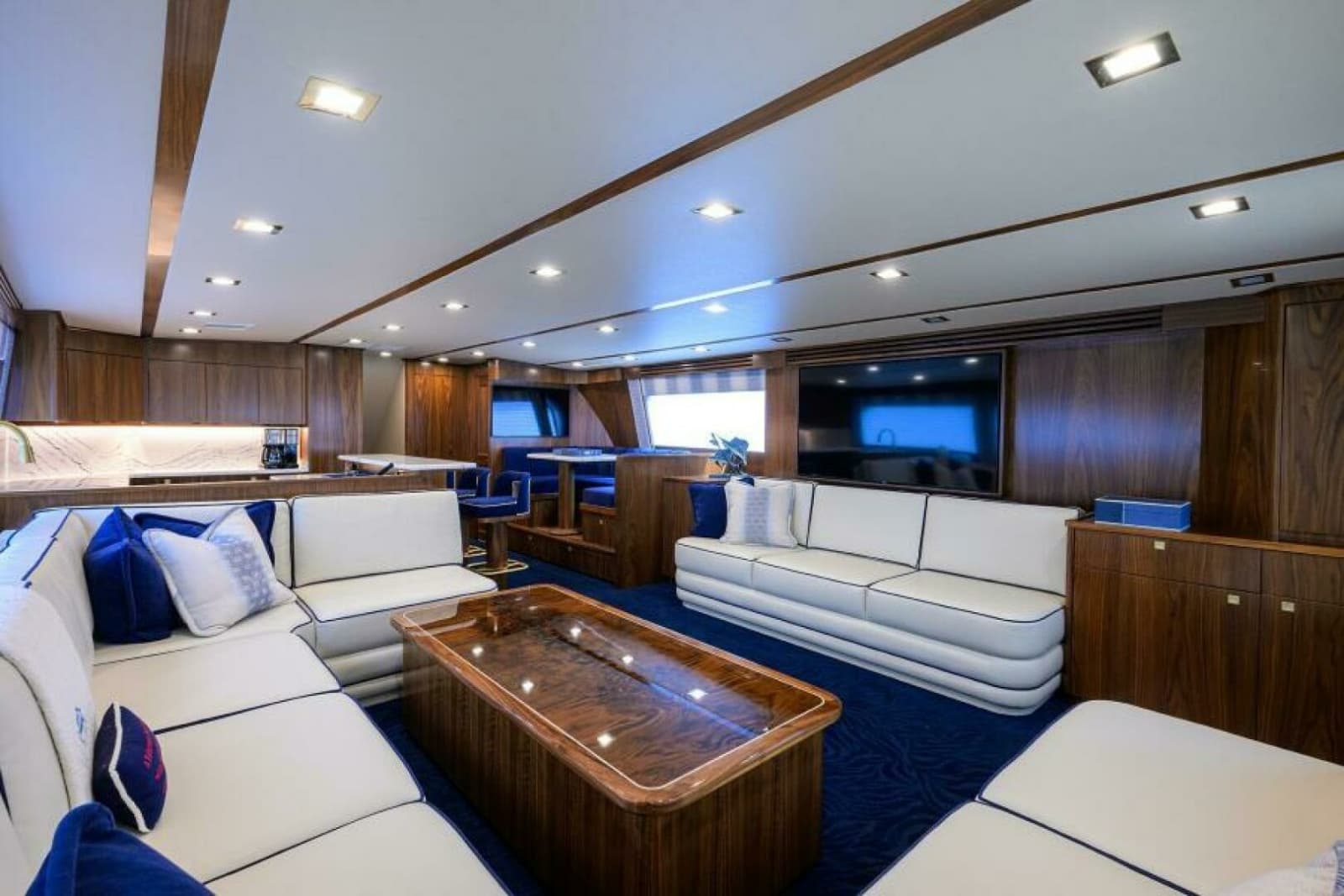 2024 Viking 80 Convertible - Photo 4