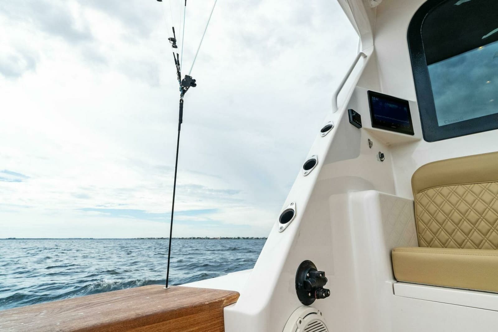 2006 Viking 61 Convertible - Photo 58