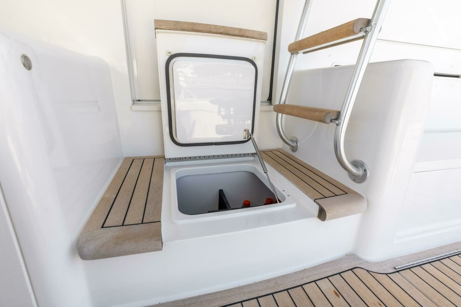 2013 Viking 76 Convertible - Photo 78