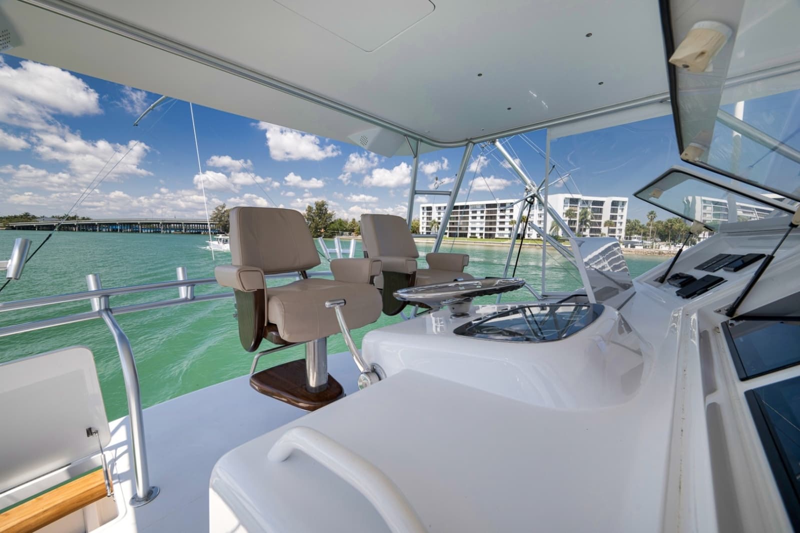 2003 Viking 52 Convertible - Photo 32