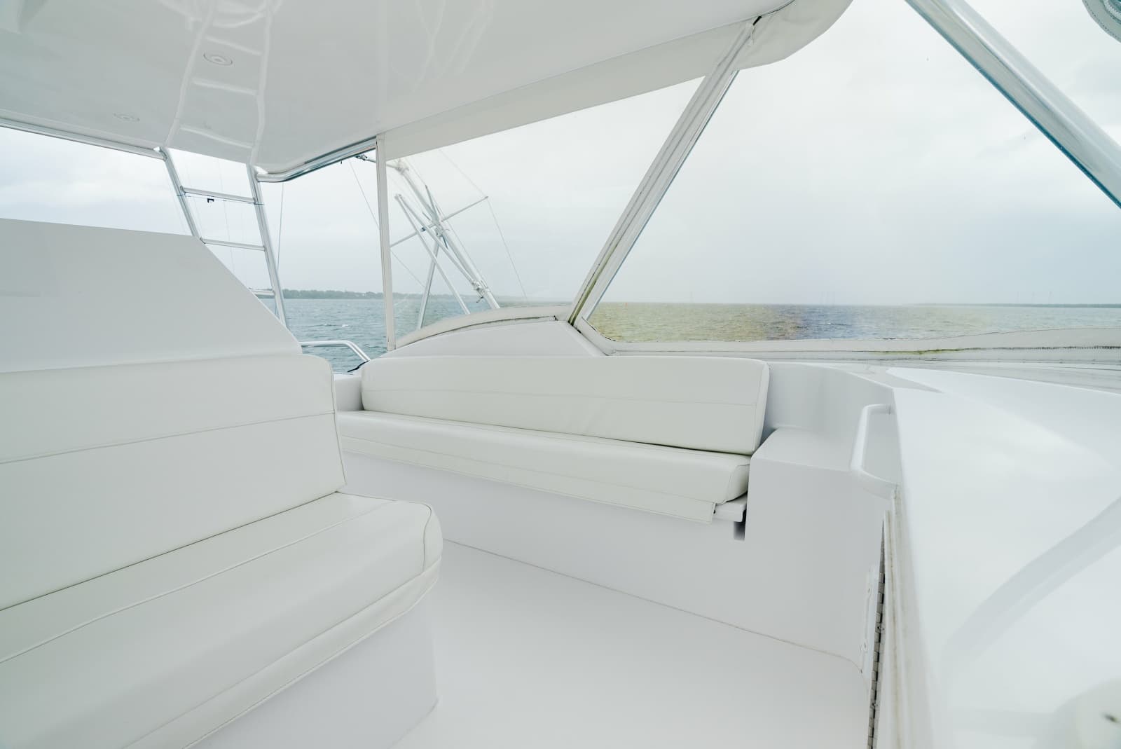2005 Hatteras 60 Convertible - Photo 21