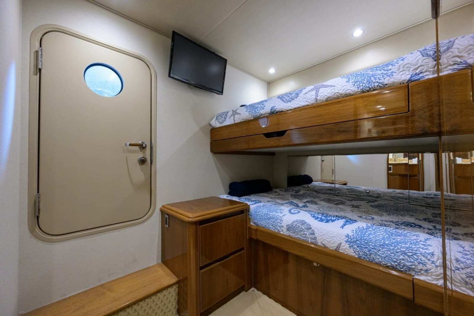 2014 Viking 70 Convertible - Photo 21