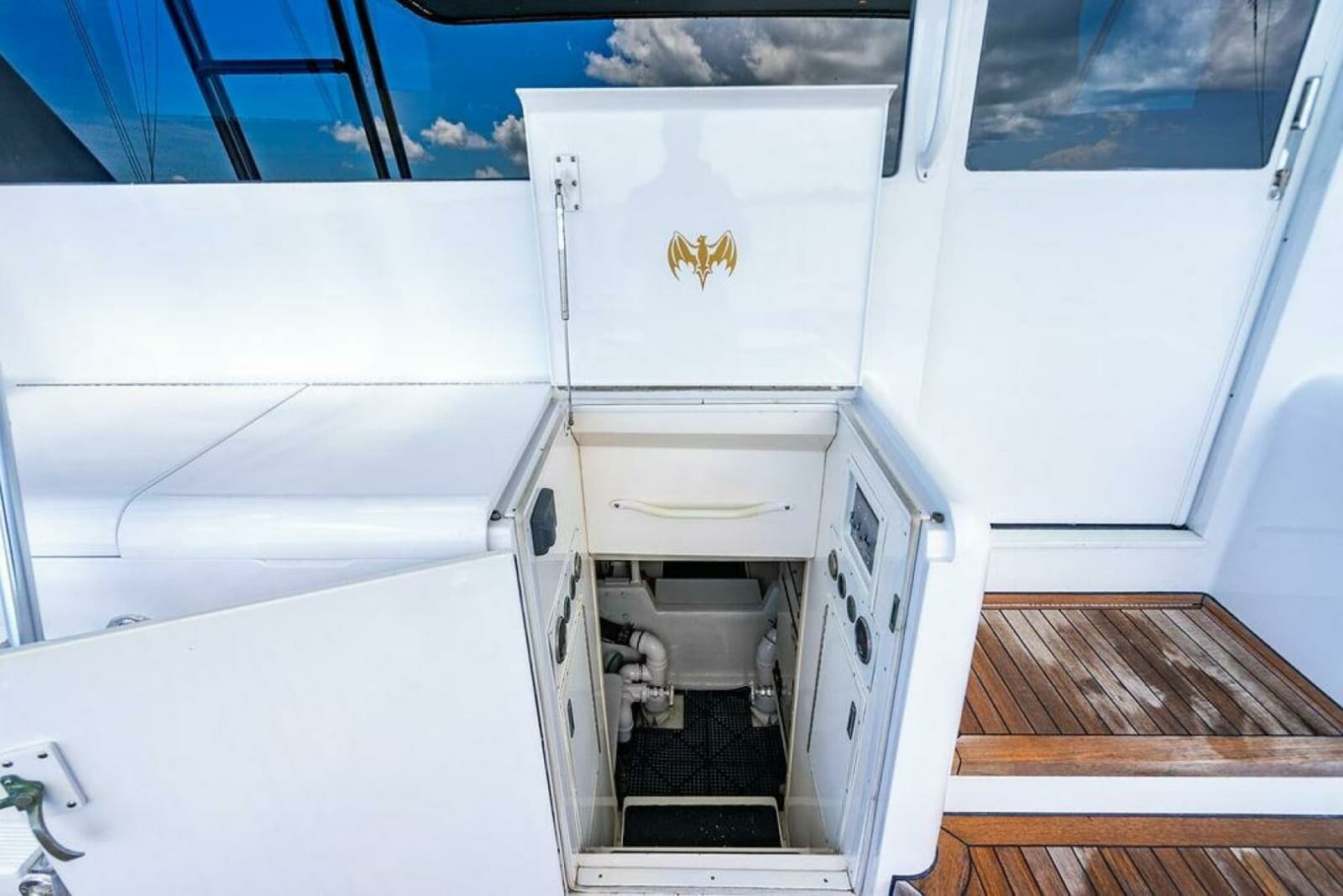 1999 Viking 55 Convertible - Photo 59