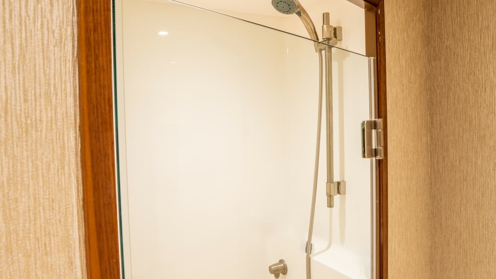 2020 Viking 92 Skybridge - Photo 18
