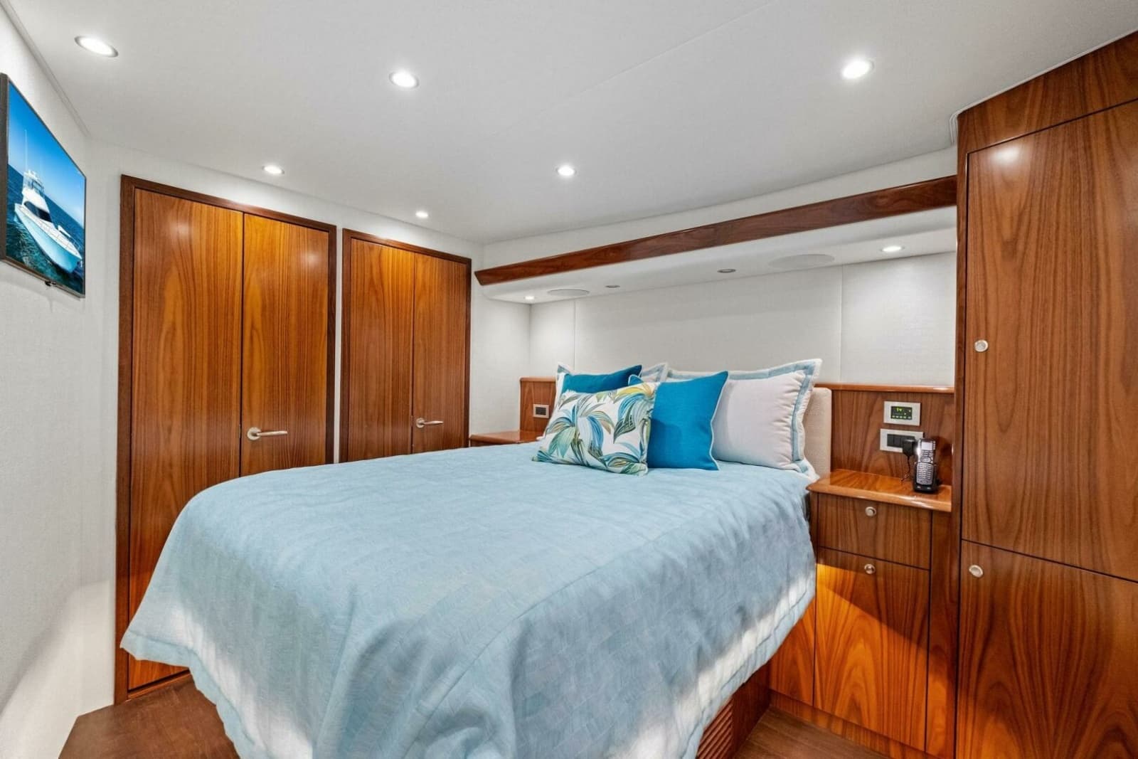 2025 Viking 58 Convertible - Photo 17
